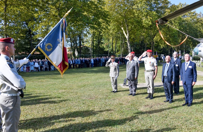 3_etap_KOENIG sept 2021-074.jpg - Salut au dapeau des autorités.